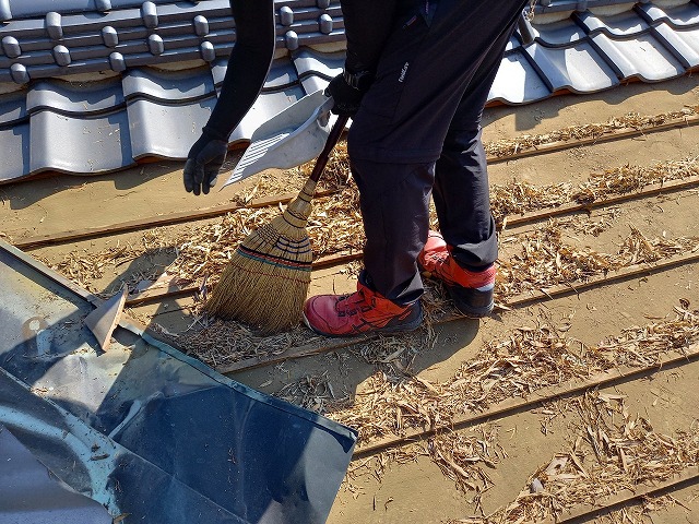 屋根の葺き直し工事で瓦の撤去